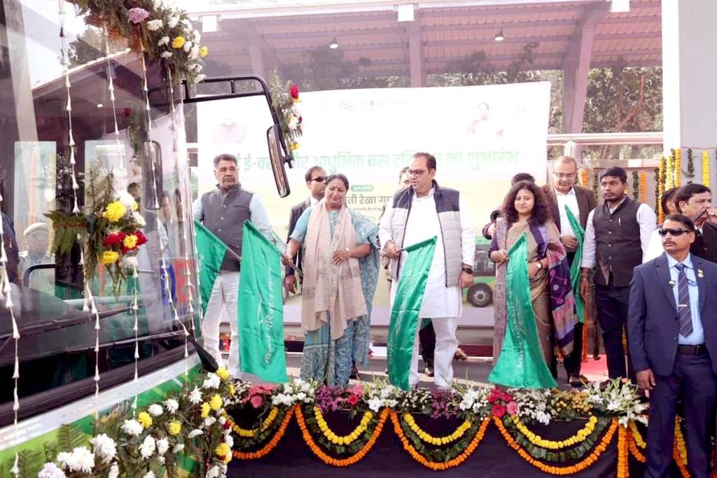 DelhiChief Minister Rekha Gupta flags off 40 ebuses